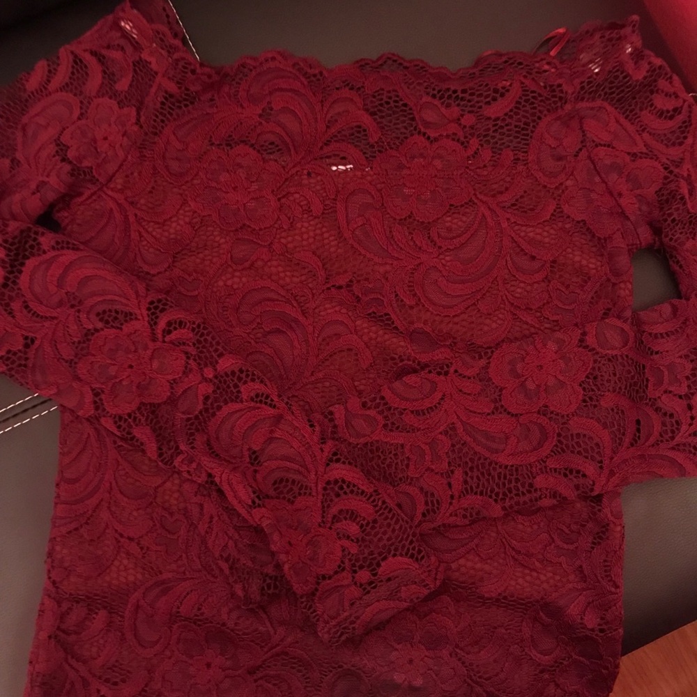 Off the shoulder lace top💕🌷